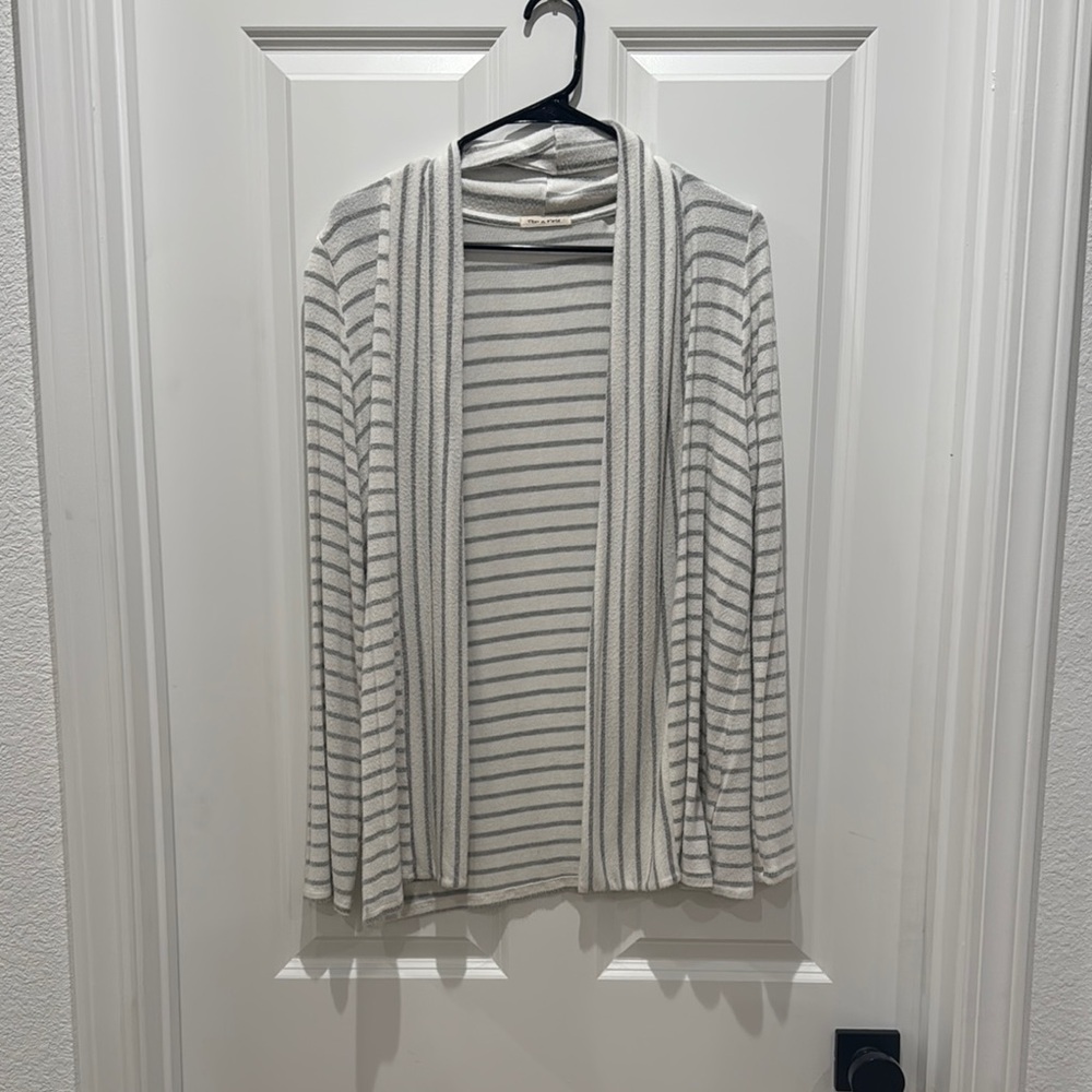Tea n Rose Gray and White Chevron Cardigan Sweater